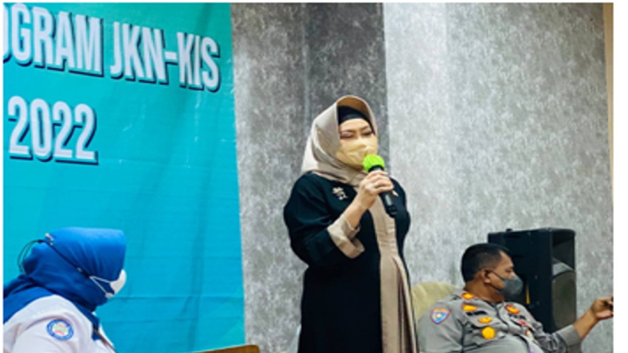 Anggota Komisi IX DPR RI Wenny Haryanto ketika memberikan sosialisasi JKN kepada warga Depok (ANTARA/Foto: istimewa)