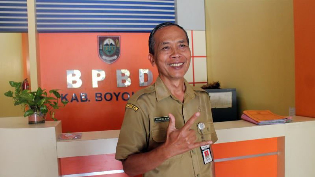 Kepala BPBD Kabupaten Boyolali Widodo Munir memberikan keterangan kesiapasiagaan menghadapi cuaca ekstrem dengan curah hujan tinggi di Kantor BPBD Boyolali, Selasa (27/12/2022). ANTARA/Bambang Dwi Marwoto.