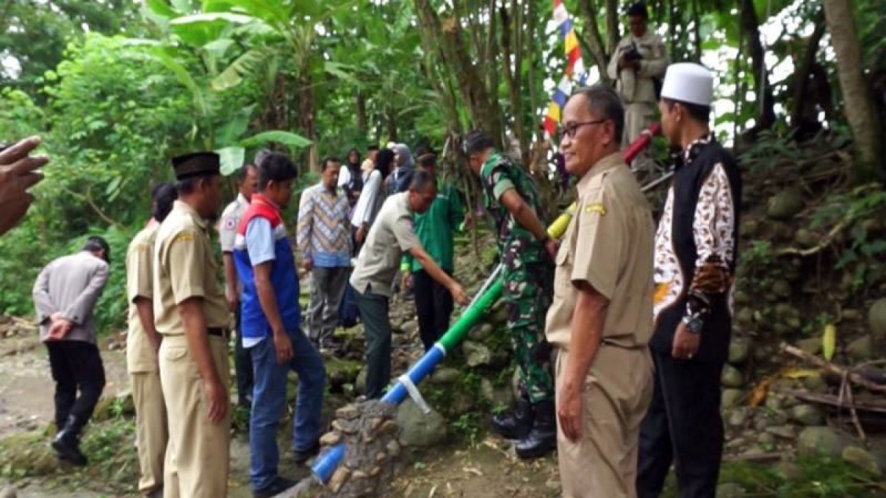 Kepala BPBD Kabupaten Boyolali Widodo Munir mengecek pemasangan perangkat peringatan dini banjir di area Sungai Serang di Desa Bandung, Kecamatan Wonosamodro, Kabupaten Boyolali, Provinsi Jawa Tengah, Selasa (27/12/2022). (ANTARA/Bambang Dwi Marwoto)