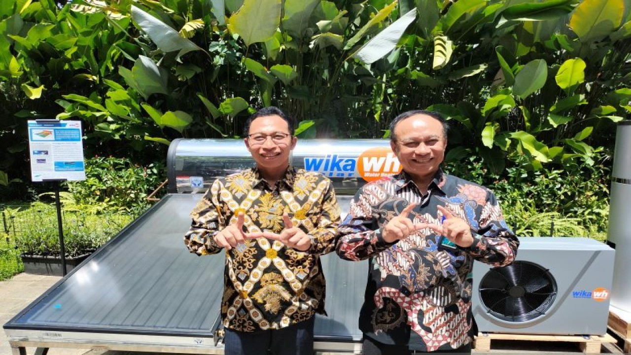 Direktur Utama PT WIKA INDUSTRI ENERGI atau WINNER Mulyana (kanan) dalam peluncuran produk terbaru dari Solar Water Heater dan Electric Water Heater di Bintaro, Tangerang Selatan pada Kamis (15/12/2022). ANTARA/Aji Cakti