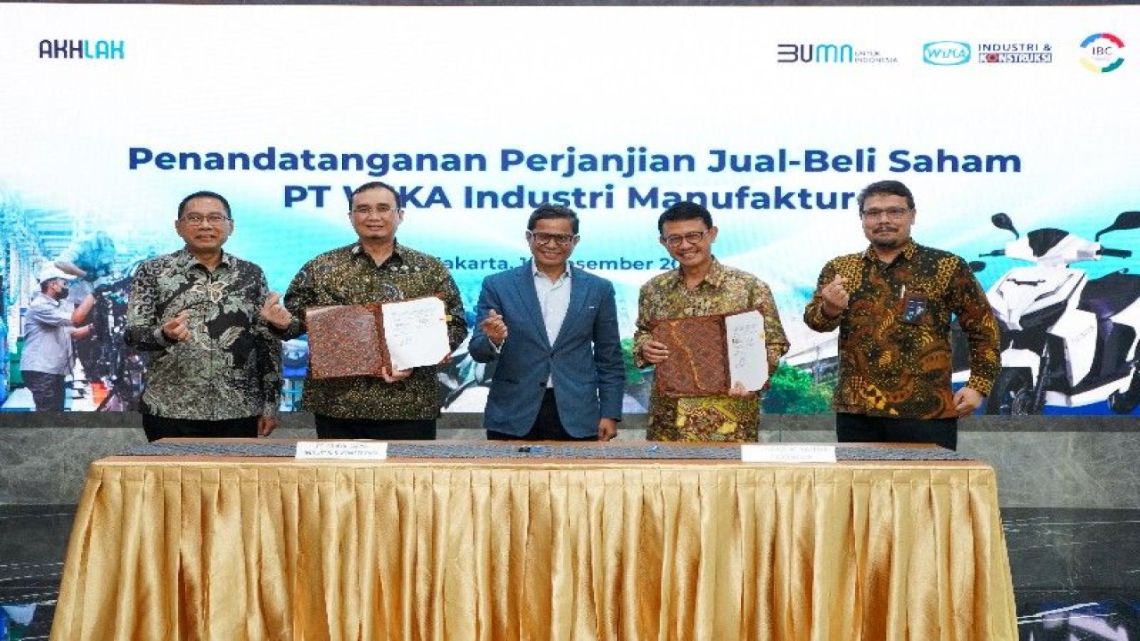 Wakil Menteri BUMN I Pahala Mansury (tengah) menyaksikan Penandatanganan Perjanjian Jual-Beli Saham/Sales and Purchase Agreement WIMA sebagai produsen motor listrik GESITS antara WIKON dan IBC. ANTARA/HO-Kementerian BUMN