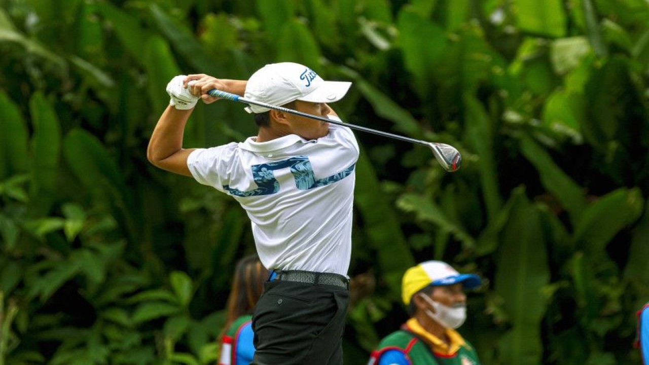 Pegolf Indonesia William Justin Wijaya tampil konsisten dan masih mempimpin Divisi Boys B Mandiri Pondok Indah International Junior Golf Championship dengan 148 pukulan atau 4 di atas par di Pondok Indah Golf Course, Jakarta, Rabu (14/12/2022). (ANTARA/HO-International Junior Golf Championship/Erlangga Tribuana)