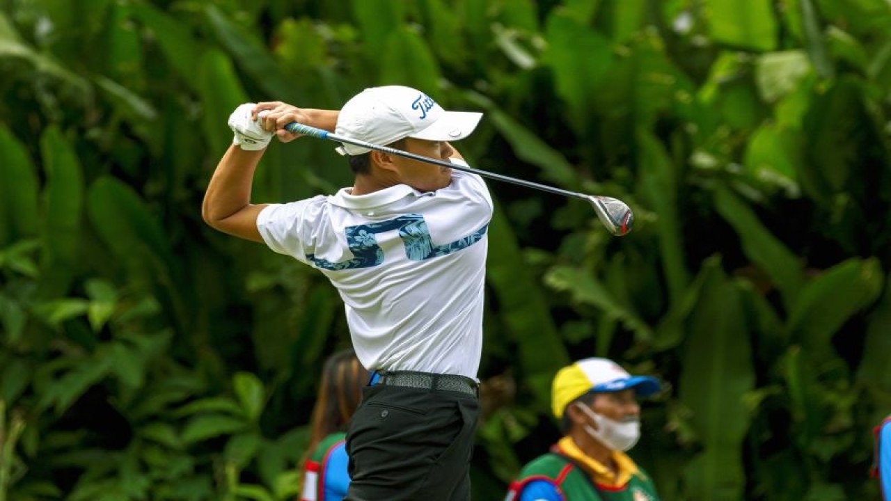 William Justin Wijaya tampil apik dengan memimpin Divisi Boys B Mandiri Pondok Indah International Junior Golf Championship 2022 setelah mencetak 70 pukulan atau 2 di bawah par di Pondok Indah Golf Course, Jakarta, Selasa (13/12/2022). (ANTARA/HO-International Junior Golf Championship/Erlangga Tribuana)