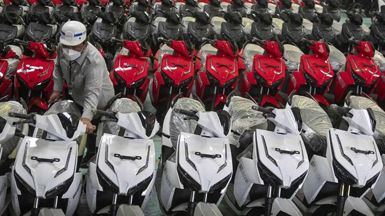 Pekerja menata sepeda motor listrik Gesits yang telah selesai dirakit di pabrik PT Wika Industri Manufaktur (WIMA), Cileungsi, Kabupaten Bogor, Jawa Barat, Rabu (27-10-2021). ANTARA FOTO/Aditya Pradana Putra/wsj/aa.