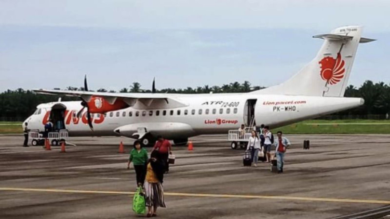 Ilustrasi - Pesawat Wings Air saat menurunkan penumpang di landasan parkir di Bandara Cut Nyak Dhien Nagan Raya, Provinsi Aceh. ANTARA/Teuku Dedi Iskandar