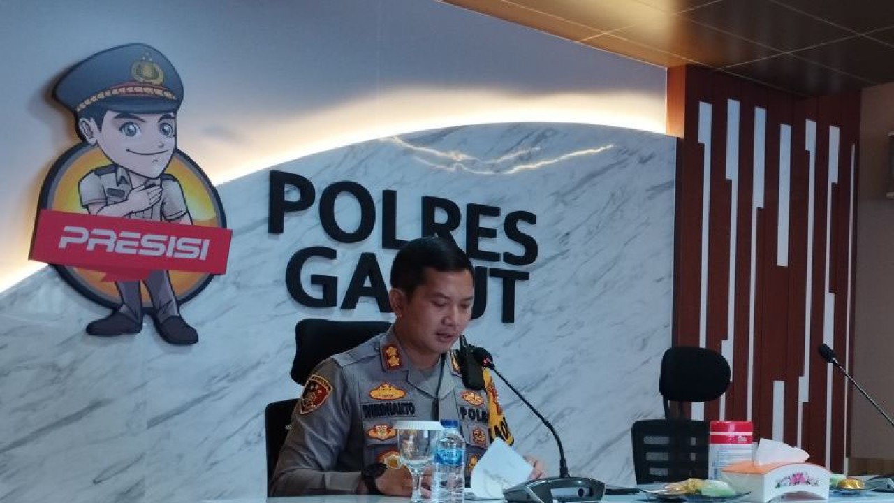 Kepala Kepolisian Resor Garut AKBP Wirdhanto Hadicaksono saat jumpa pers program kinerja Polres Garut di Garut, Jawa Barat, Sabtu (31/12/2022). (ANTARA/Feri Purnama)