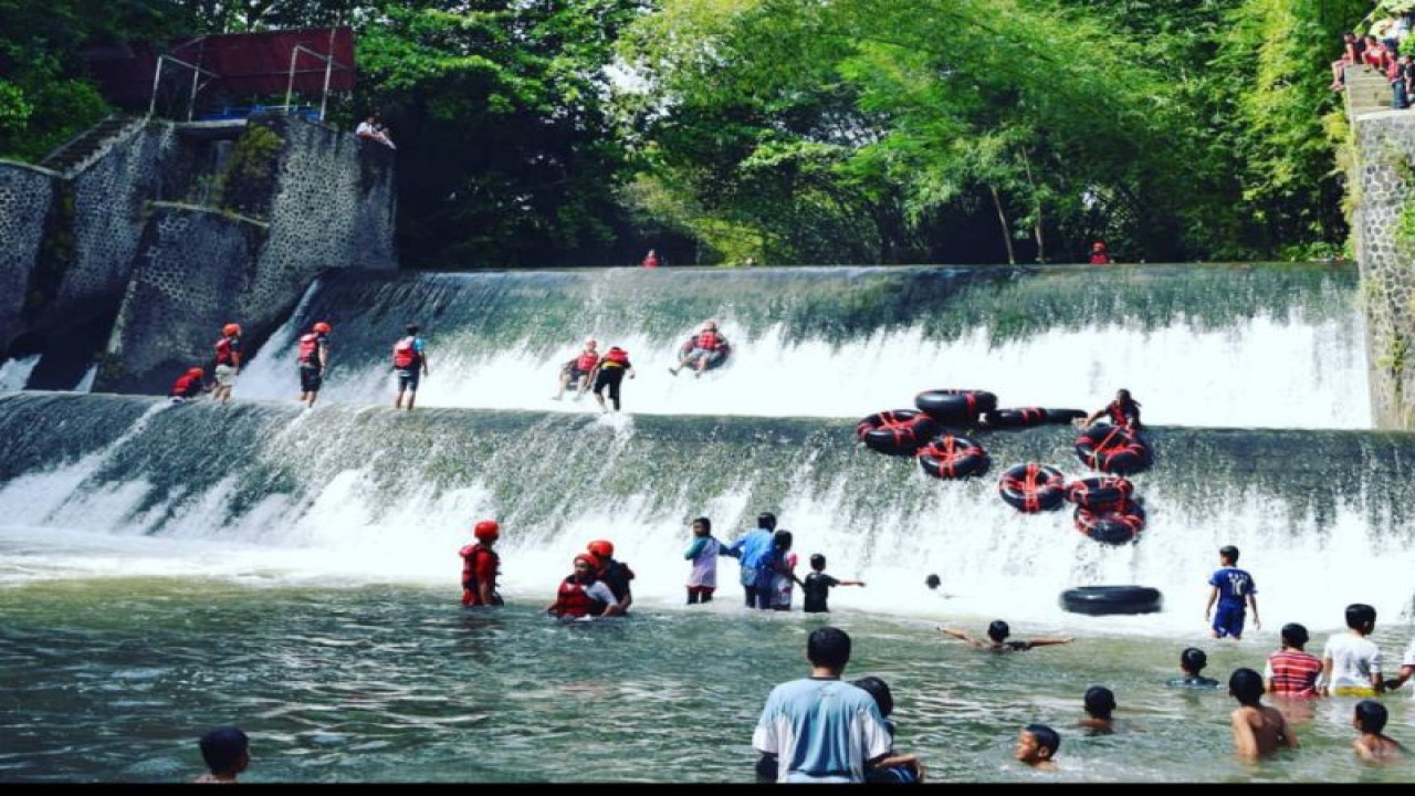 Wisata river tubing di West Lagoon Desa Wisata Mlangi, Nogotirto, Gamping Sleman. ANTARA/HO-Dinas Pariwisata Sleman