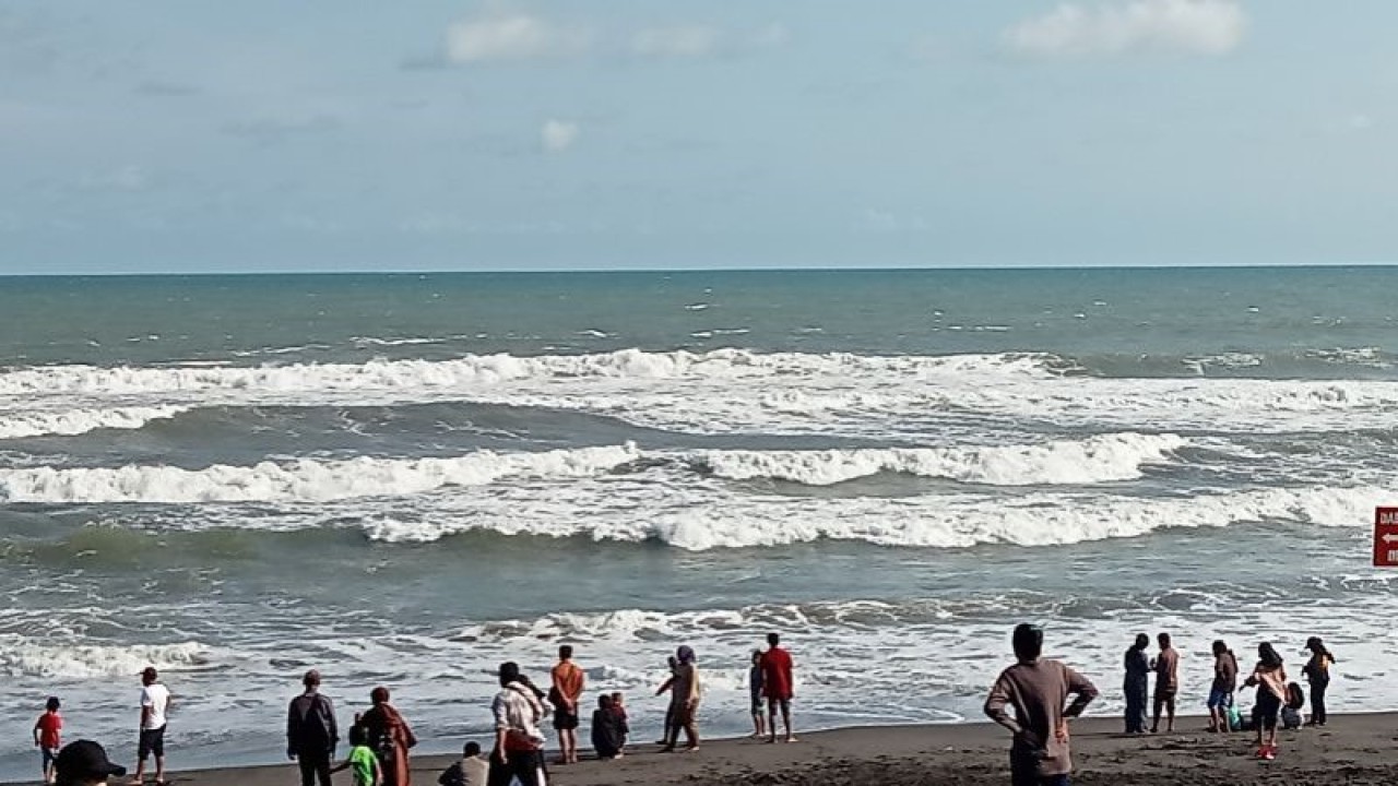 Wisatawan memadati pantai selatan Kabupaten Bantul, DIY (ANTARA/Hery Sidik)