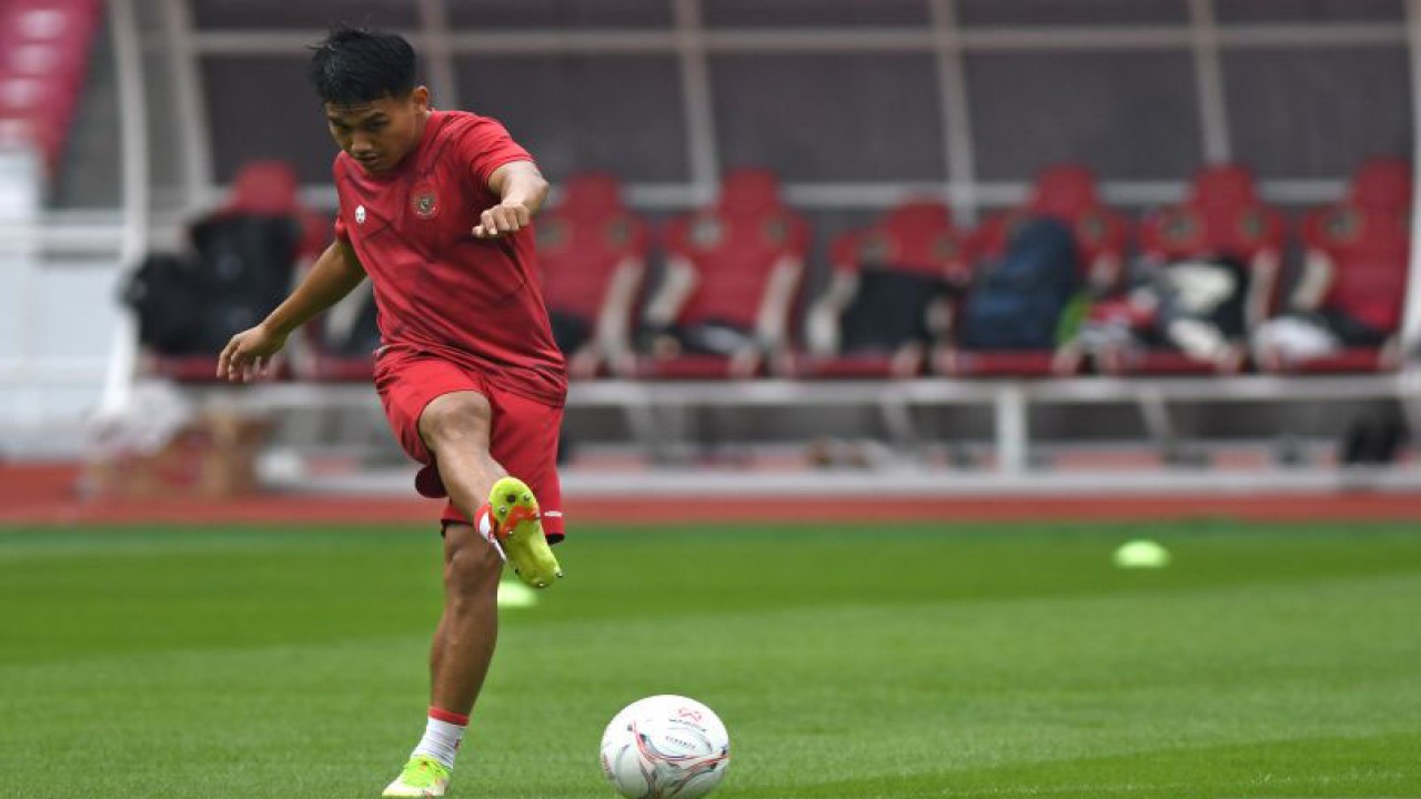 Ilustrasi - Pesepak bola Witan Sulaeman menendang bola dalam sesi latihan resmi jelang pertandingan grup A Piala AFF 2022 di Stadion Utama gelora Bung Karno (SUGBK), Jakarta, Kamis (22/12/2022). Pelatih Shin Tae-yong optimistis Timnas Indonesia dapat mengalahkan Timnas Kamboja dalam pertandingan yang aka berlangsung Jumat (23/12). ANTARA FOTO/Aditya Pradana Putra/foc.