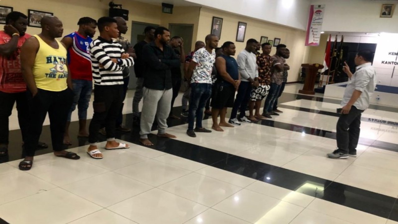 Arsip Foto - Imigrasi Jakarta Selatan mengamankan 17 WNA asal Afrika yang diduga melanggar aturan keimigrasian dalam kegiatan penyisiran dan pemantauan di Apartemen Kalibata City mulai pukul 20.00 WIB, Jumat sampai pukul 05.00 WIB, Sabtu. (ANTARA/HO-Dokumentasi Imigrasi Jakarta Selatan)
