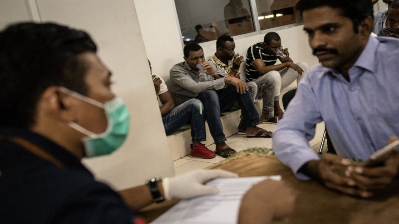 Arsip Foto - Petugas Imigrasi melakukan pendataan terhadap warga negara asing (WNA) saat razia di Apartemen Kalibata City, Jakarta, Kamis (26/9/2019). Razia WNA yang dilakukan oleh Kantor Imigrasi Kelas I Khusus Non TPI Jakarta Selatan itu bertujuan untuk mengantisipasi penyalahgunaan dokumen izin tinggal atau dokumen yang telah melebihi batas waktu izin tinggal. ANTARA FOTO/Aprillio Akbar/foc.