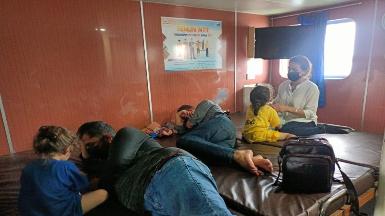 Sejumlah WNA Irak berada di atas kapal Ferry saat hendak bertolak ke Kupang, Sabtu (17/12). ANTARA/HO-Rudenim Kupang