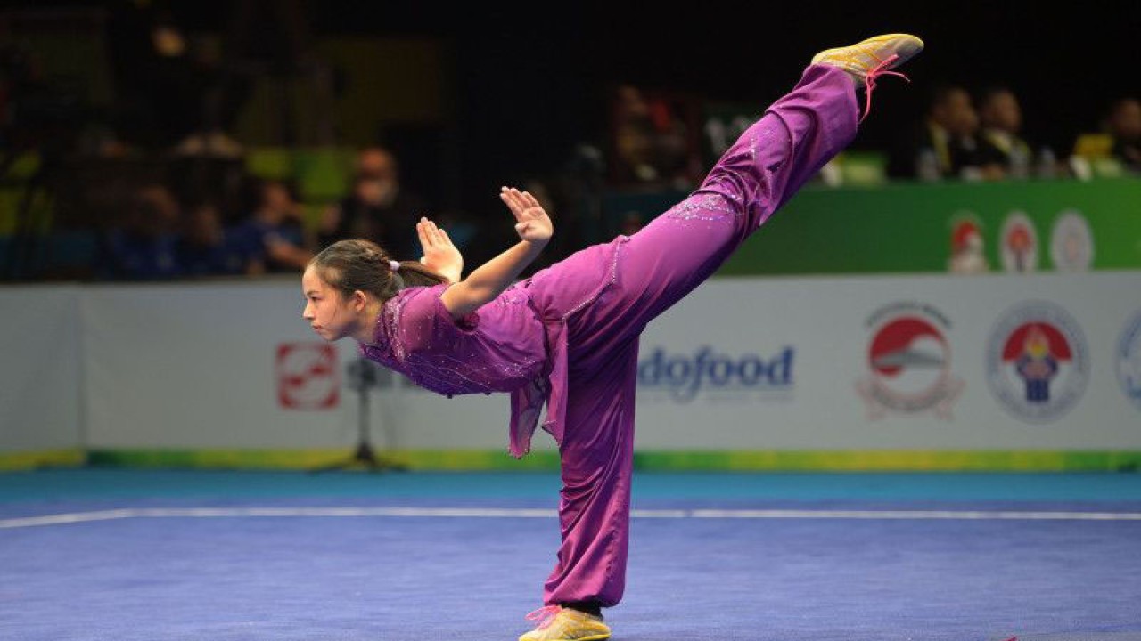 Atlet wushu Indonesia Kylie Suyoto Kwok beraksi dalam nomor Taolu Changquan kelompok A putri Kejuaraan Dunia Wushu Junior 2022 di ICE BSD, Kabupaten Tangerang, Banten, Selasa (6/12/2022). ANTARA FOTO/Aditya Pradana Putra/nym.