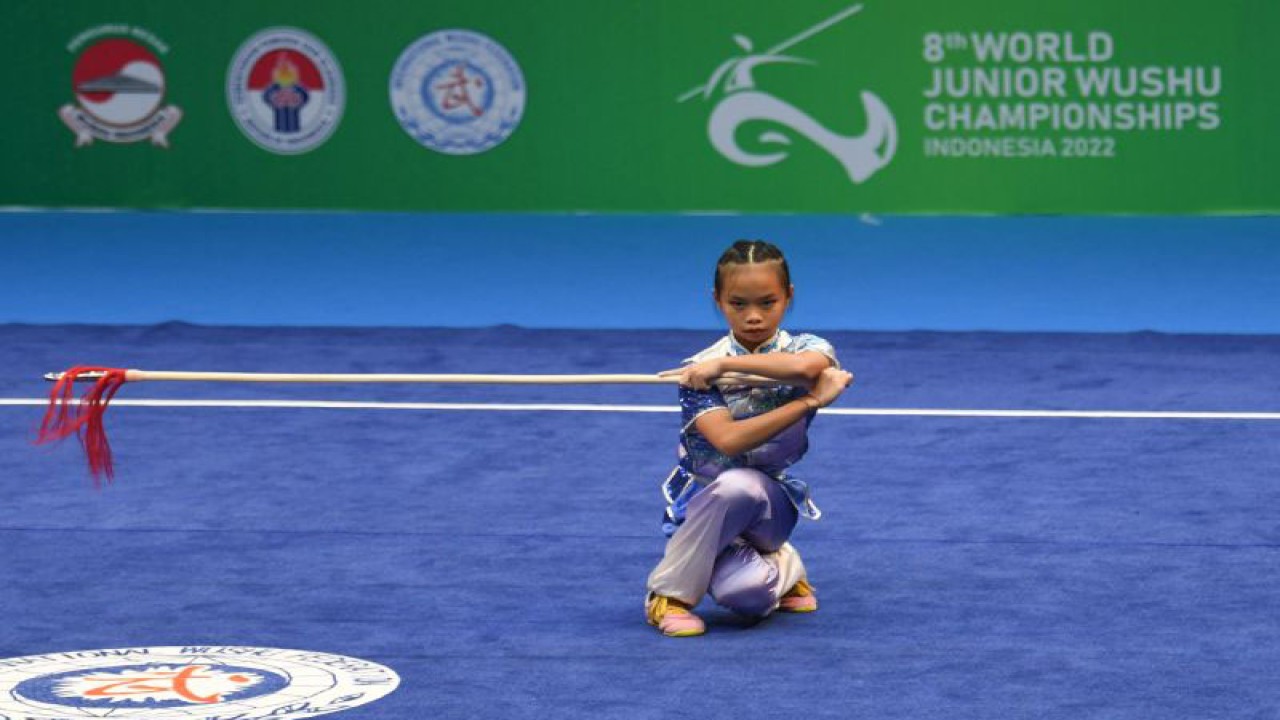 Atlet wushu Indonesia Anasera Zahraa Haryoso beraksi dalam nomor taolu qiangshu kelompok C putri Kejuaraan Dunia Wushu Junior 2022 di ICE BSD, Tangerang, Banten, Jumat (9/12/2022). ANTARA FOTO/Fauzan/tom (ANTARA FOTO/FAUZAN)