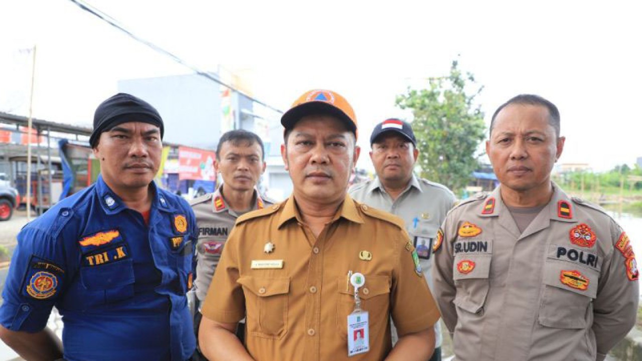 Kepala BPBD Kota Tangerang yakni Maryono (baju coklat) saat memberikan keterangan kepada media. (ANTARA/Achmad Irfan)