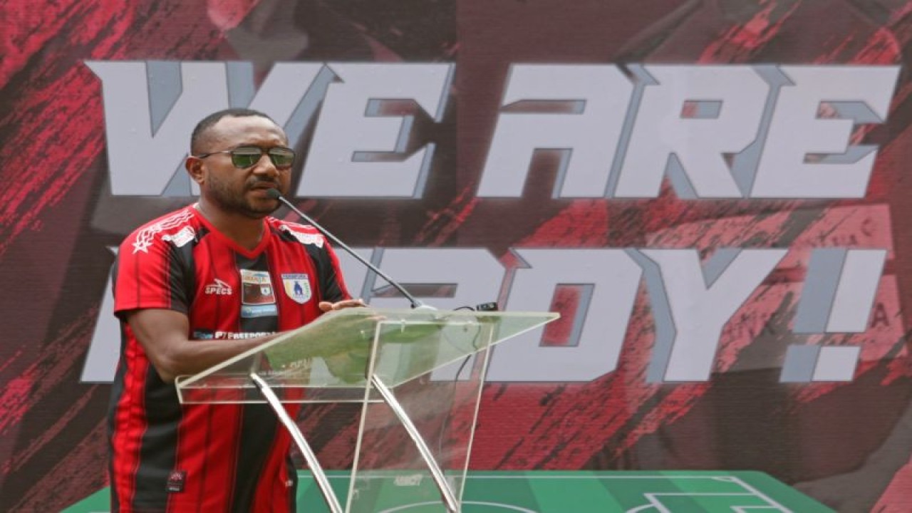 Manajer Persipura Jayapura Yan Permenas Mandenas (ANTARA/HO-Media officer Persipura Jayapura)