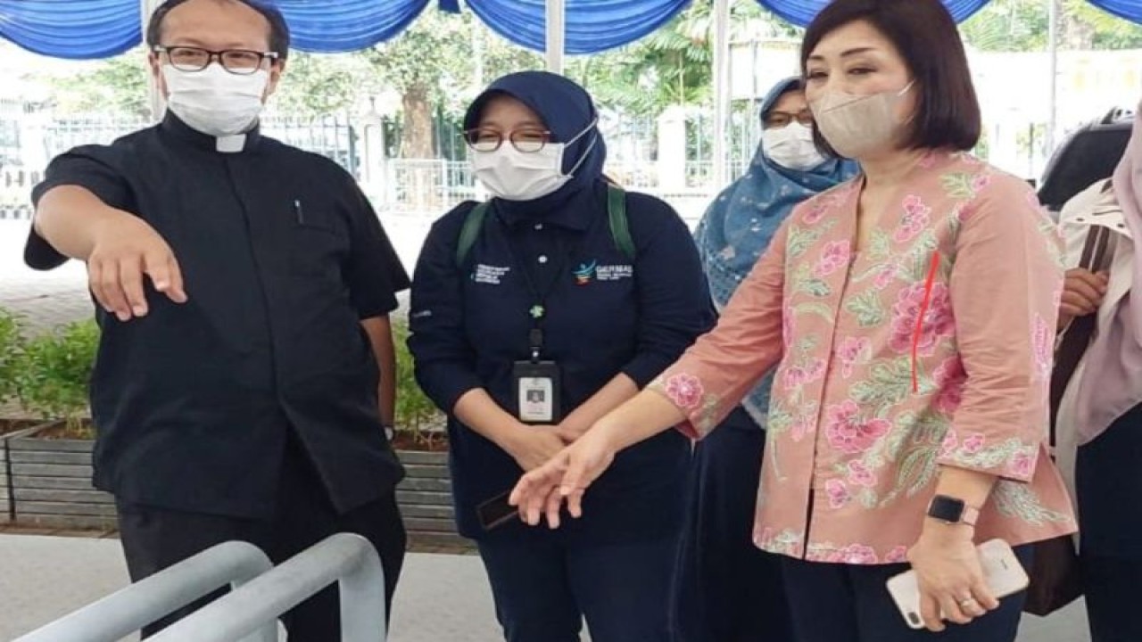 Direktur Pelayanan Kesehatan Primer Yanti Herman (tengah) saat meninjau persiapan protokol kesehatan di Gereja Katedral Jakarta, Rabu (21/12/2022). ANTARA/HO-Kemenkes