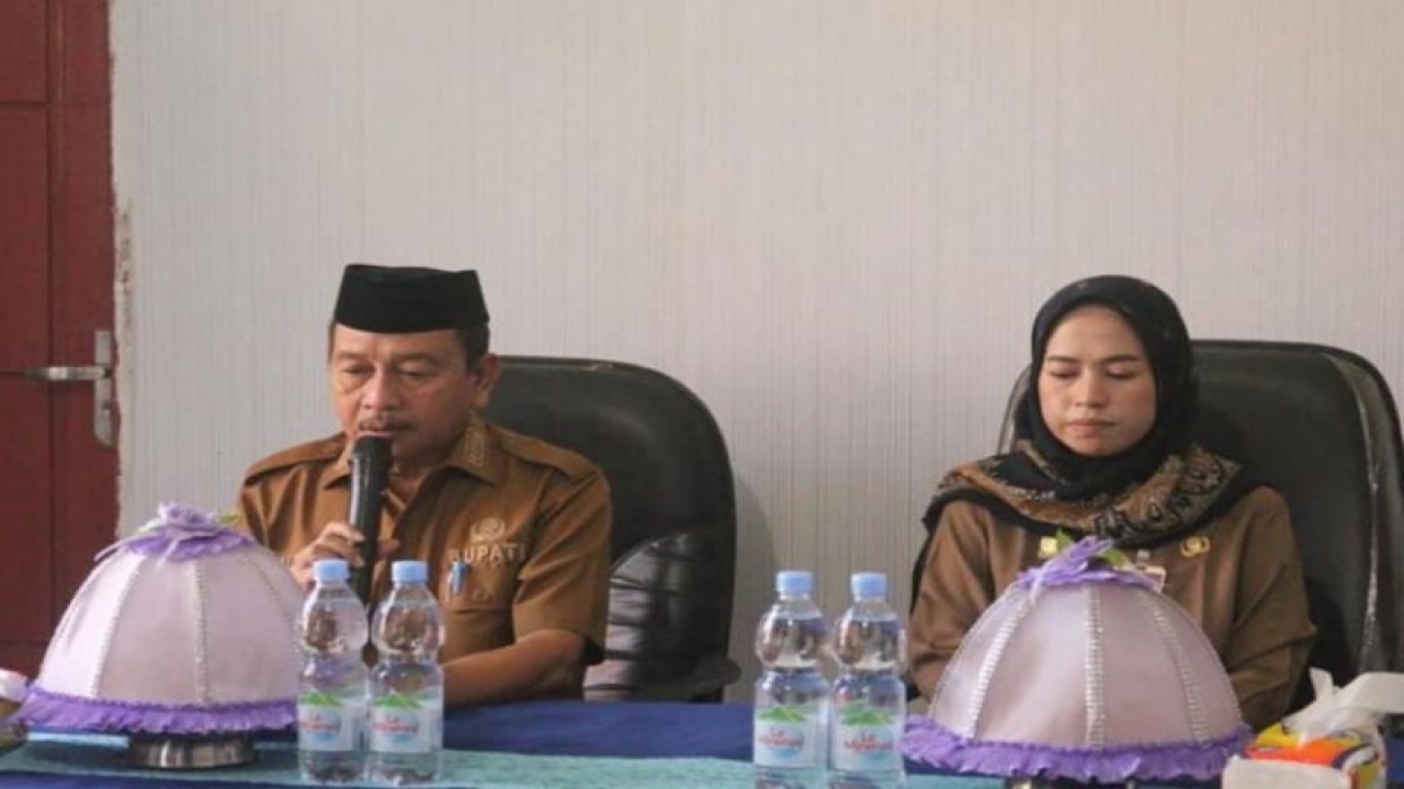 Bupati Pasangkayu Yaumil Ambo Djiwa (kiri) . (ANTARA/HO Humas Pemkab Pasangkayu)