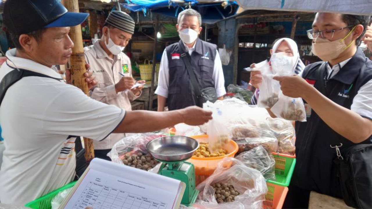 Kepala BPOM Bengkulu Yogi Abaso Mataram saat mengambil sampel bahan makanan di Pasar Tradisional Panorama Bengkulu. ANTARA/Anggi Mayasari