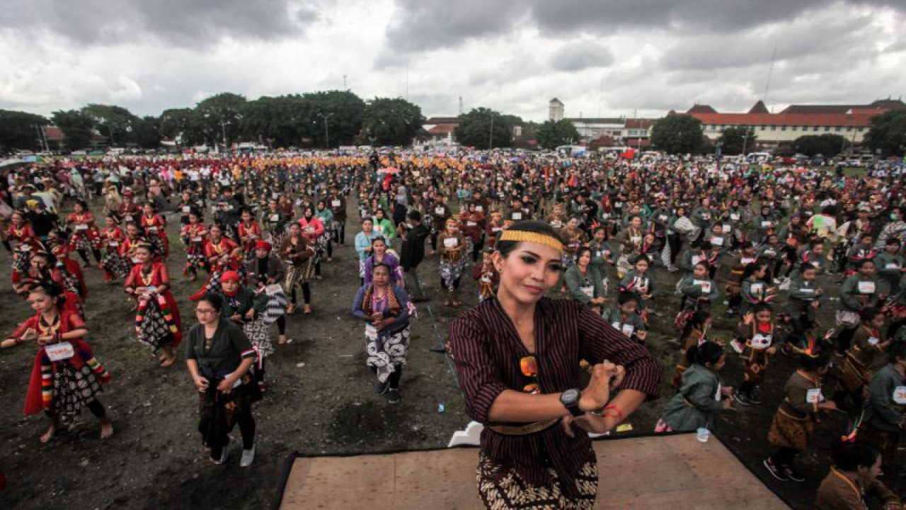 Warga membawakan tarian Jaranan saat acara Jogja Menari 2018 di Alun-Alun Utara, Yogyakarta, Minggu (23/12/2018). ANTARA FOTO/Andreas Fitri Atmoko/pras.
