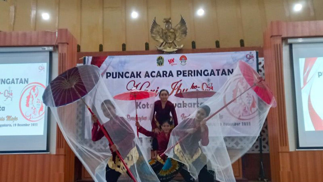 Salah satu penampilan kesenian dalam peringatan Hari Ibu di Kota Yogyakarta, Senin (19/12/2022) (ANTARA/Eka AR)