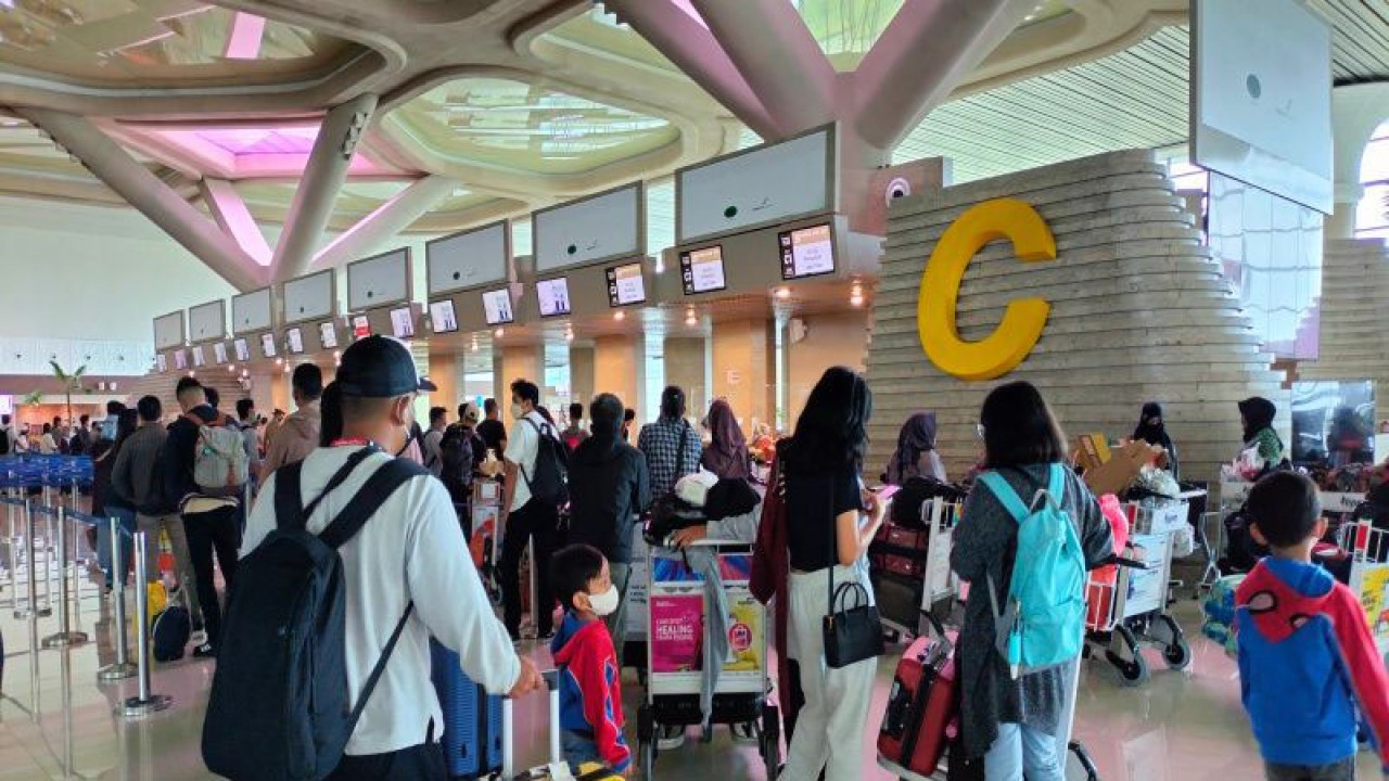 Penumpang pesawat melalui Bandara Internasional Yogyakarta di Kabupaten Kulon Progo. (ANTARA/Sutarmi)