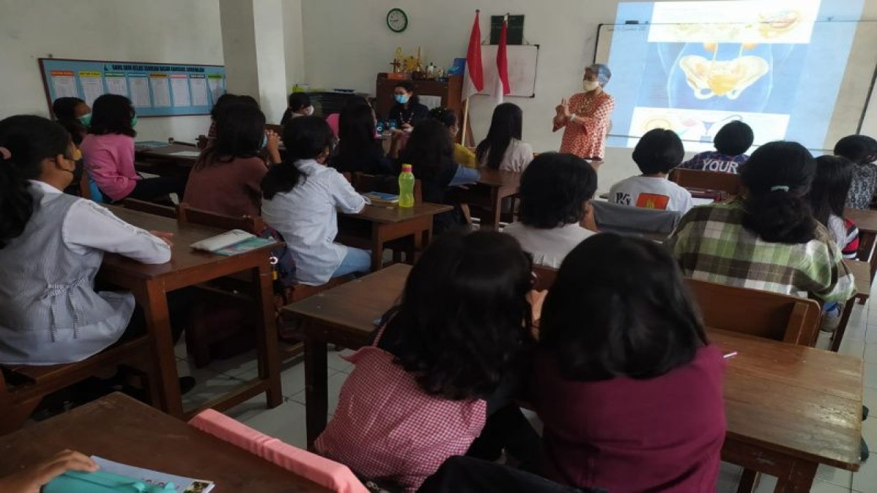 Sarasehan dan pembekalan bertema "Nyaman dengan keberadaan diri sebagai laki-laki atau perempuan" di SD Kanisius Sorowajan Kabupaten Bantul, Daerah Istimewa Yogyakarta, Senin (12/12/2022) (ANTARA/HO-SD Kanisius Sorowajan Bantul)