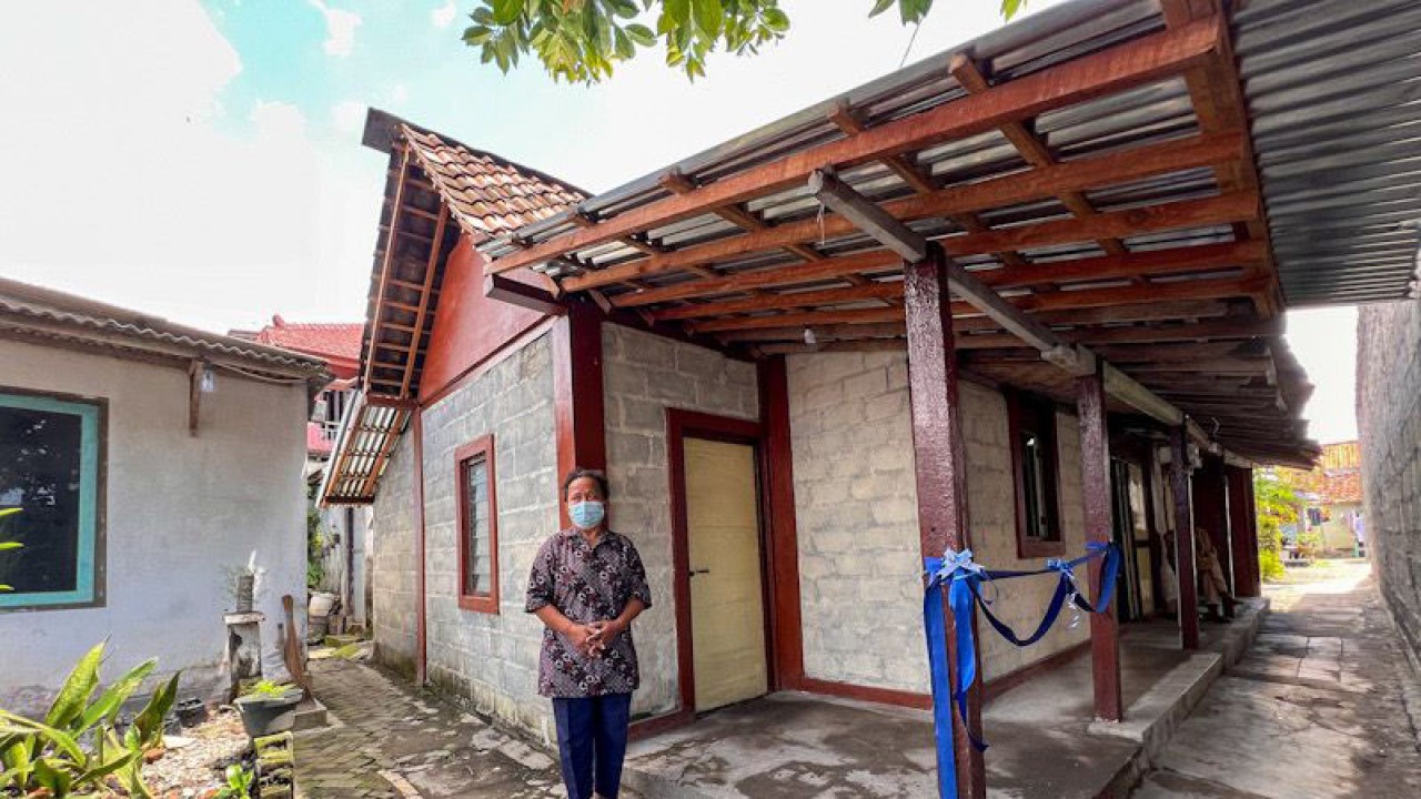 Arsip Foto - Rumah tidak layak huni milik warga yang sudah diperbaiki menggunakan bantuan dana dari perusahaan di Kota Yogyakarta. (ANTARA/Eka AR)