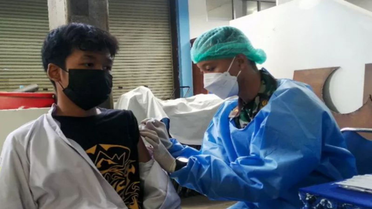 Vaksinasi untuk pelajar di Kota Yogyakarta yang dilakukan di sentra vaksinasi PDAM Tirtamarta Yogyakarta, Selasa (24/8/2021). (ANTARA/HO-Humas Pemkot Yogyakarta/am.)