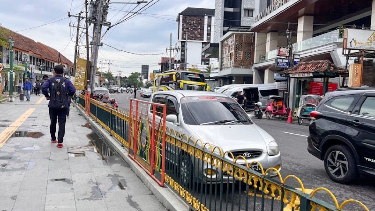 Dokumentasi - Ruas Jalan Pasar Kembang Yogyakarta yang sudah dilengkapi dengan marka biku-biku atau larangan parkir namun masih kerap ditemui kendaraan yang terparkir di lokasi tersebut pada Kamis (22/12/2022). ANTARA/Eka AR.