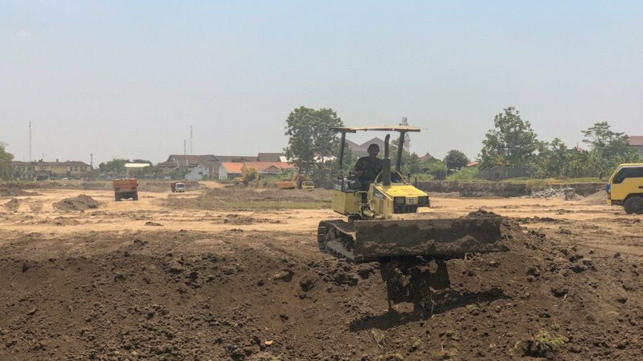 Pekerjaan pembangunan Embung Giwangan di Yogyakarta bagian selatan yang nantinya akan menjadi bagian tidak terpisahkan dari Taman Pintar Dua atau Taman Pintar Aquatic (Eka Arifa Rusqiyati)