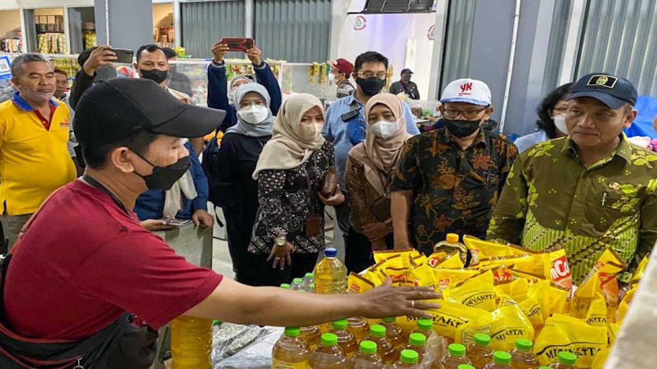 Pemantauan harga bahan kebutuhan pokok di Pasar Prawirotaman Yogyakarta menjelang akhir tahun oleh Tim Pengendali Inflasi Daerah (TPID) Kota Yogyakarta, Jumat (16/12/2022). ANTARA/Eka AR
