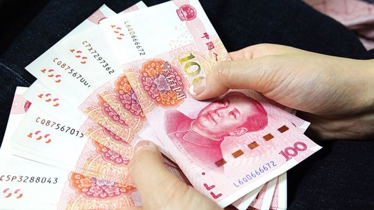 Ilustrasi: Uang kertas 100 Chinese Yuan Renminbi terlihat dipajang. ANTARA/Sheldon Cooper / SOPA Images/Sip via Reuters Connect/pri. (Sheldon Cooper / SOPA Images/Sip/SOPA Images)