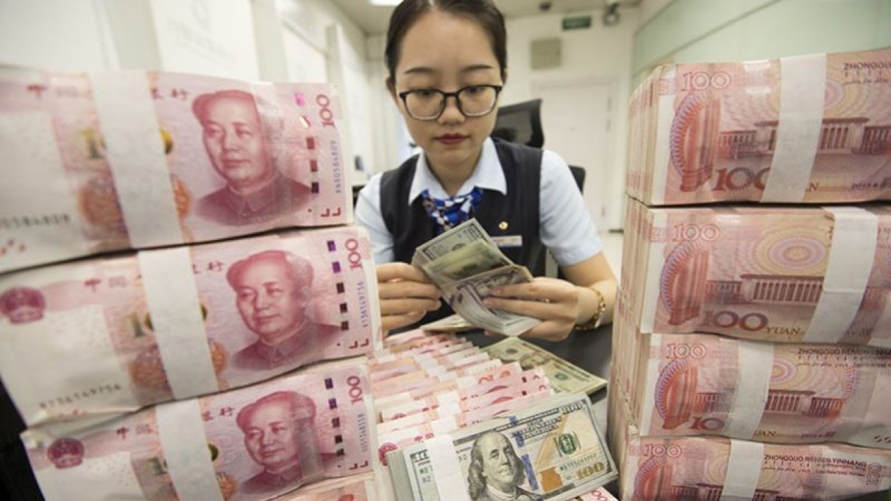 Arsip foto - Petugas Tiongkok menghitung uang kertas dolar AS di atas uang kertas RMB (renminbi) yuan di sebuah bank di Kota Hai'an, Provinsi Jiangsu, Tiongkok timur, 6 Agustus 2019. ANTARA/REUTERS/Imagine China/Xu jingbai/pri.