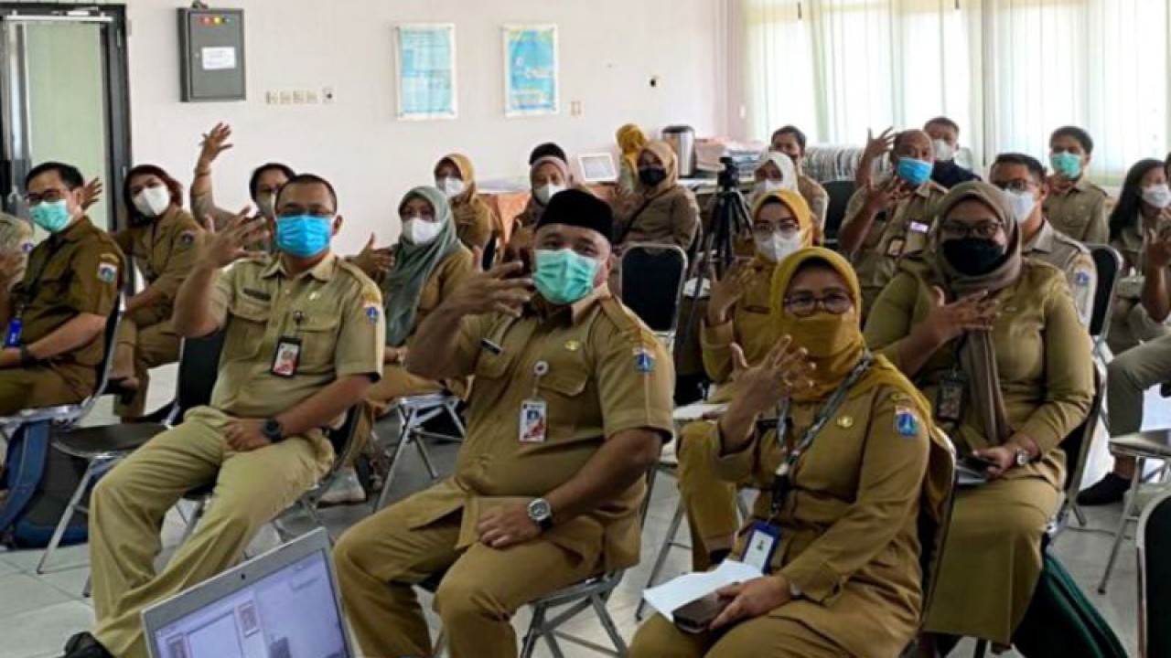 Kepala Suku Dinas Kesehatan Jakarta Selatan Yudi Dimyati (memakai peci) dalam monitoring dan evaluasi Sanitasi Total Berbasis Masyarakat, Jakarta, Senin (12/12/2022). ANTARA/Luthfia Miranda Putri