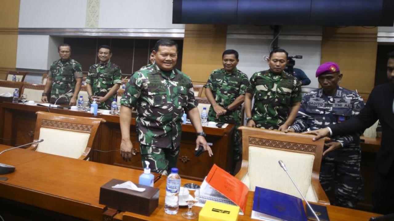 Kepala Staf Angkatan Laut Laksamana TNI Yudo Margono bersiap mengikuti uji kelayakan dan kepatutan (fit and proper test) calon Panglima TNI di Komisi I DPR, Kompleks Parlemen, Senayan, Jumat (2/12/2022). Laksamana TNI Yudo Margono merupakan calon tunggal Panglima TNI yang diusulkan oleh Presiden Joko Widodo. ANTARA FOTO/Rivan Awal Lingga/tom.