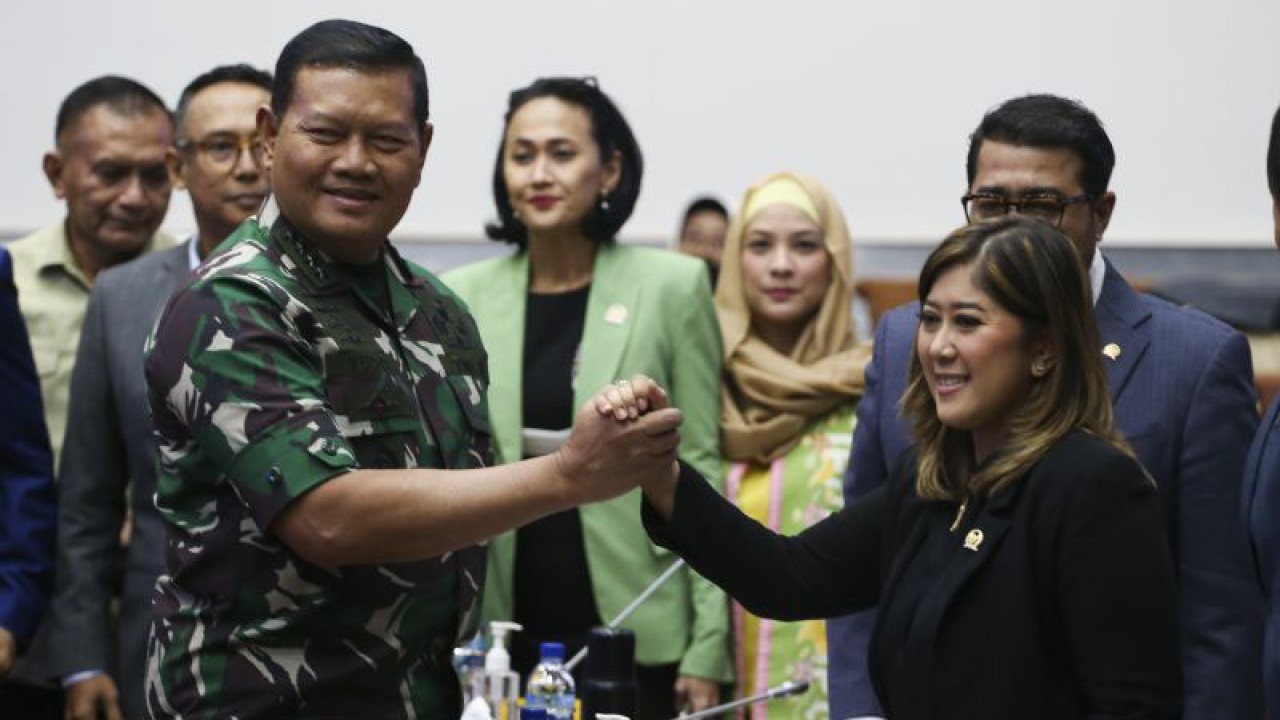 Kepala Staf TNI Angkatan Laut (Kasal) Laksamana TNI Yudo Margono (kiri) berjabat tangan dengan Ketua Komisi I DPR Meutya Viada Hafid (kanan) usai mengikuti uji kelayakan dan kepatutan calon Panglima TNI di Komisi I DPR, Kompleks Parlemen, Senayan, Jumat (2/12/2022). ANTARA FOTO/Rivan Awal Lingga/aww.