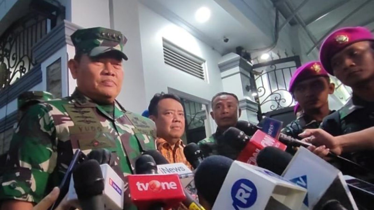 Kepala Staf Angkatan Laut (Kasal) Laksamana TNI Yudo Margono saat memberikan keterangan pers di depan rumah dinasnya di Jalan Diponegoro, Jakarta, Jumat (2/12/2022). ANTARA/Syaiful Hakim