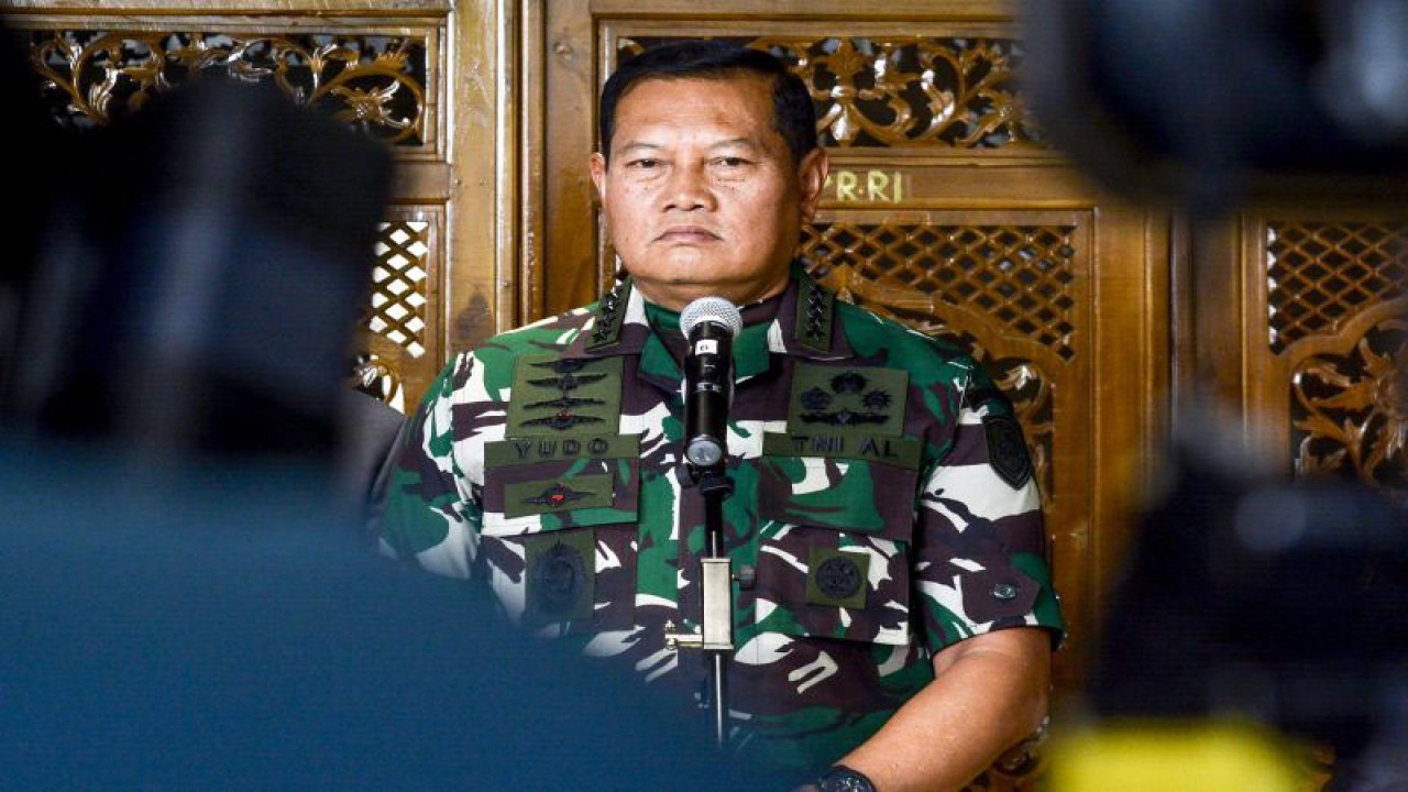 Kepala Staf TNI Angkatan Laut (Kasal) Laksamana TNI Yudo Margono memberikan keterangan pers usai Rapat Paripurna penetapan Panglima TNI di Kompleks Parlemen, Senayan, Jakarta, Selasa (13/12/2022). DPR menyepakati penetapan Laksamana TNI Yudo Margono sebagai Panglima TNI untuk menggantikan Jenderal TNI Andika Perkasa yang akan memasuki masa pensiun. ANTARA FOTO/Sulthony Hasanuddin/aww.