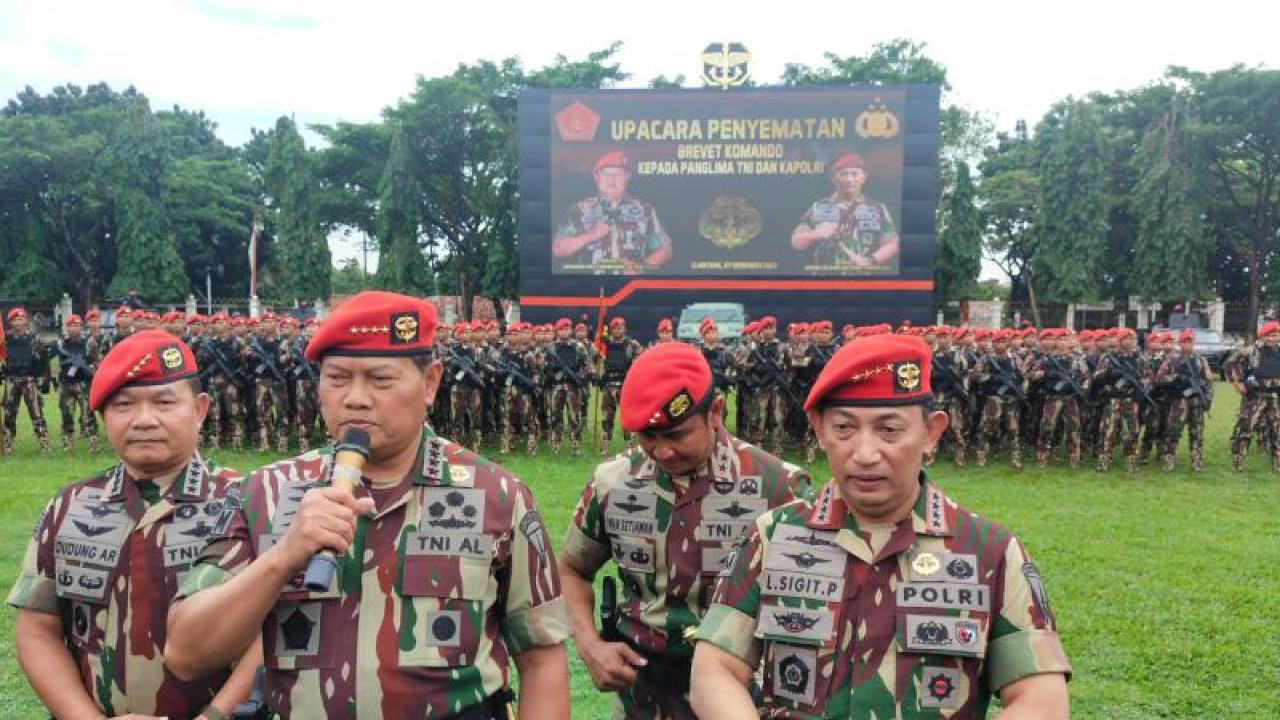 Panglima TNI Laksamana TNI Yudo Margono saat memberikan keterangan pers usai menerima Baret Merah, Brevet Komando dan Pisau Komando dari Kopassus di Mako Kopassus, Cijantung, Jakarta Timur, Selasa (27/12/2022). ANTARA/Syaiful Hakim.