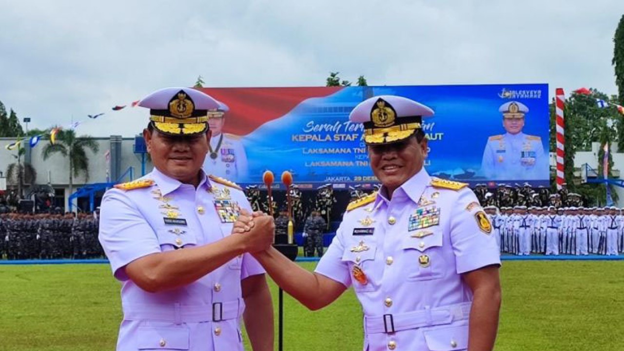 Panglima TNI Laksamana TNI Yudo Margono saat salam komando dengan Kepala Staf Angkatan Laut (Kasal) Laksamana TNI Muhammad Ali usai upacara Sertijab Kasal di Mabesal Cilangkap, Jakarta Timur, Kamis (29/12/2022). ANTARA/Syaiful Hakim