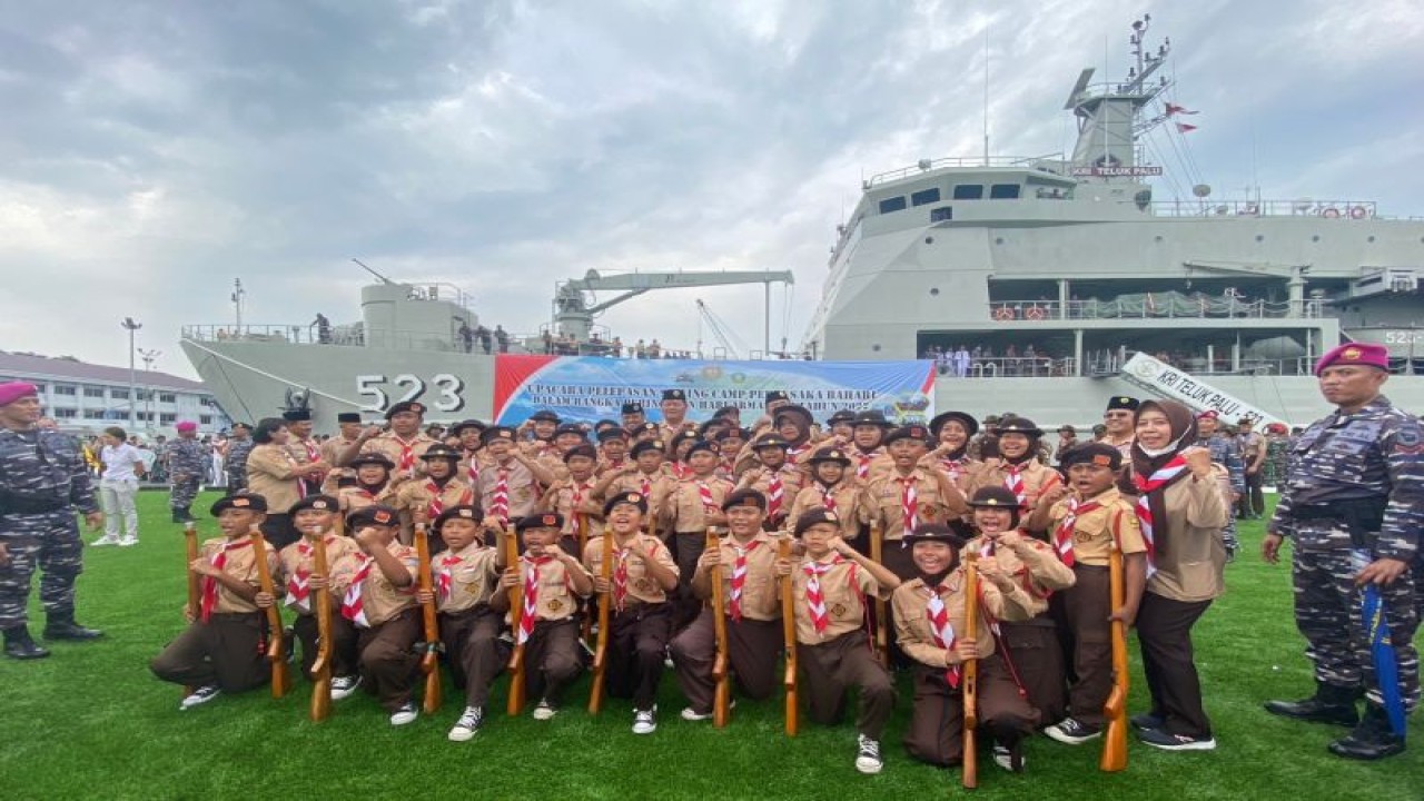 Kepala Staf Angkatan Laut (Kasal) Laksamana TNI Yudo Margono saat berswafoto bersama Marinir Junior usai Upacara Pelepasan Sailing Camp Perti Saka Bahari di Jakarta, Jumat (9/12/2022). (FOTO ANTARA/Hreeloita Dharma Shanti)