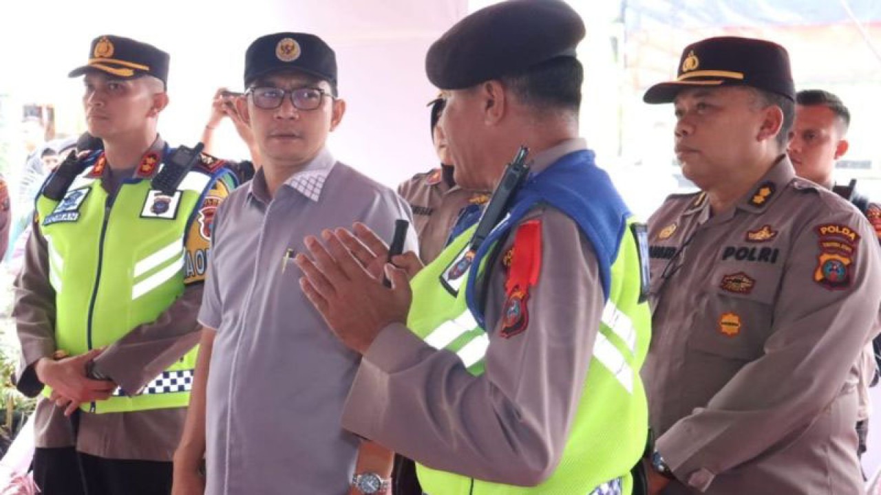 ​​​​​​​Kompolnas Yusuf Warsyim (nomor 3 dari kanan) meninjau Pos Terpadu Stasiun Kereta Api di wilayah hukum Polres Asahan. (Foto:ANTARA/HO/Polres Asahan.)