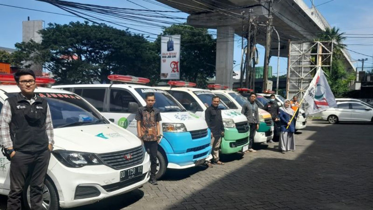 Sejumlah ambulans milik lembaga amil zakat dan kemanusiaan yang akan melakukan konvoi untuk memperkenalkan layanan ambulans gratis kepada masyarakat di Kota Makassar, Sulsel. ANTARA/Nur Suhra Wardyah