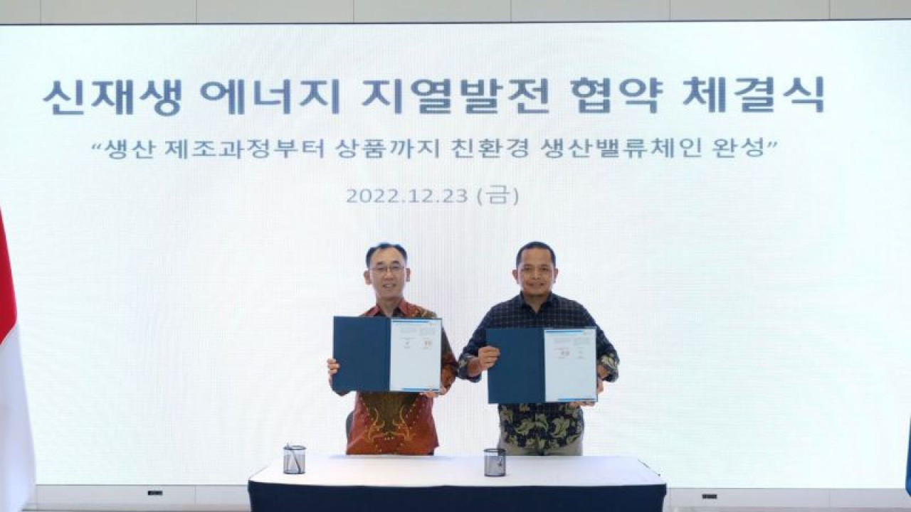 (Dari kiri) Choi Yoon-seok, Presiden Hyundai Motor Manufacturing Indonesia dan Zamzami, Manajer PLN UP3 Cikarang berfoto bersama usai menandatangani perjanjian untuk meraih sertifikat energi terbarukan. (ANTARA/HO/Hyundai)