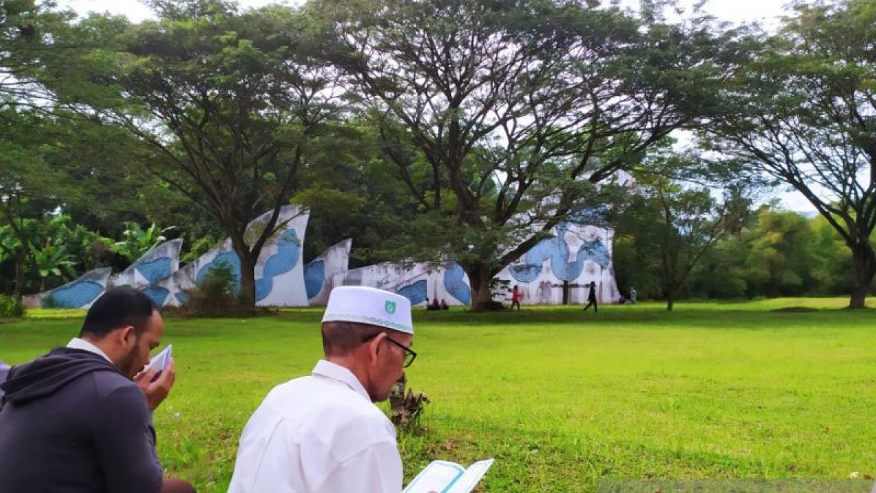 Masyarakat Aceh saat berziarah dan membacakan doa untuk korban tsunami Aceh di kuburan massal Siron, di Aceh Besar, Senin (26/12/2022) (ANTARA/Rahmat Fajri)