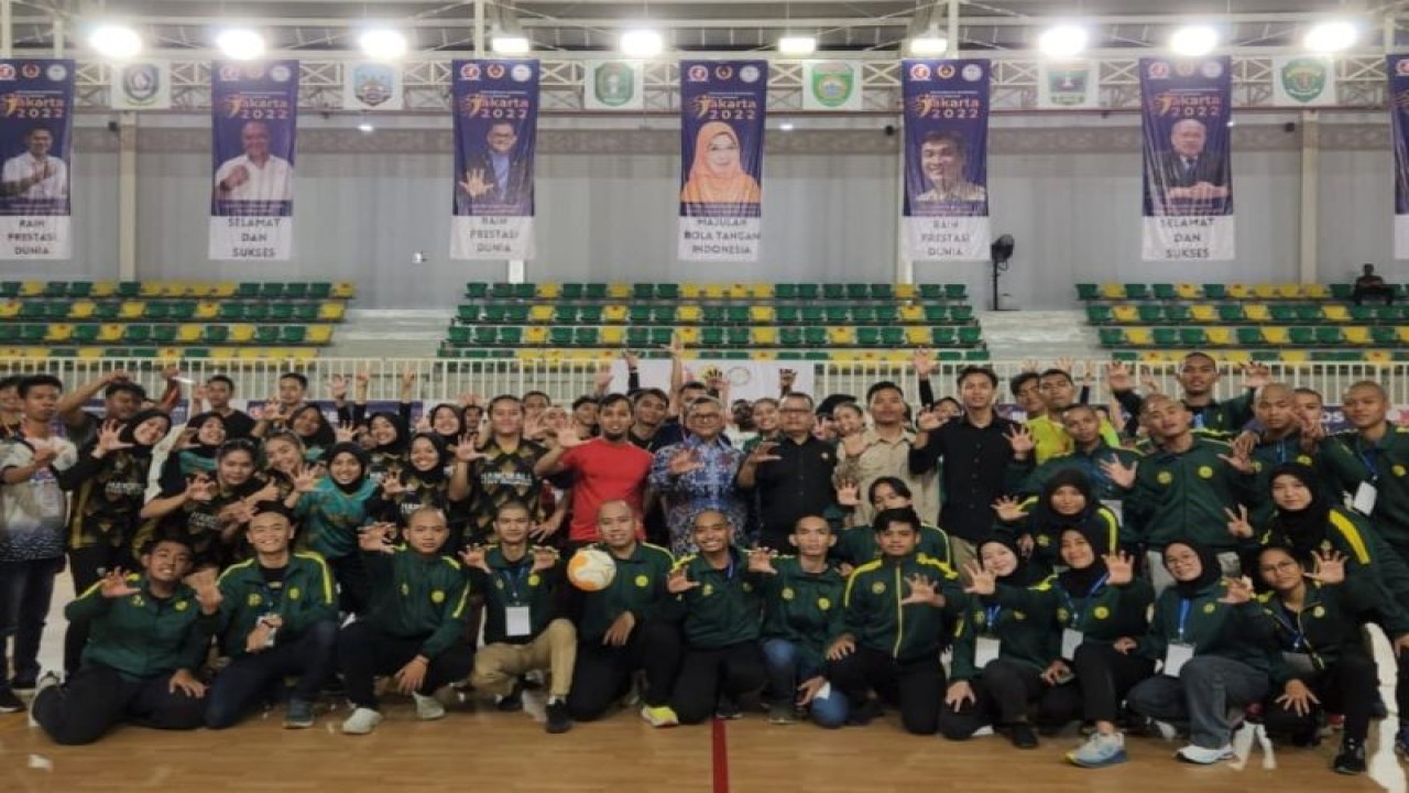 Ketua Umum PB ABTI Zulfydar Zaidar Mochtar bersama peserta Kejuaraan Nasional Bola Tangan Antar-Mahasiswa di GOR UNJ, Jakarta, Rabu (14/12/2022). (ANTARA/HO-PB ABTI)