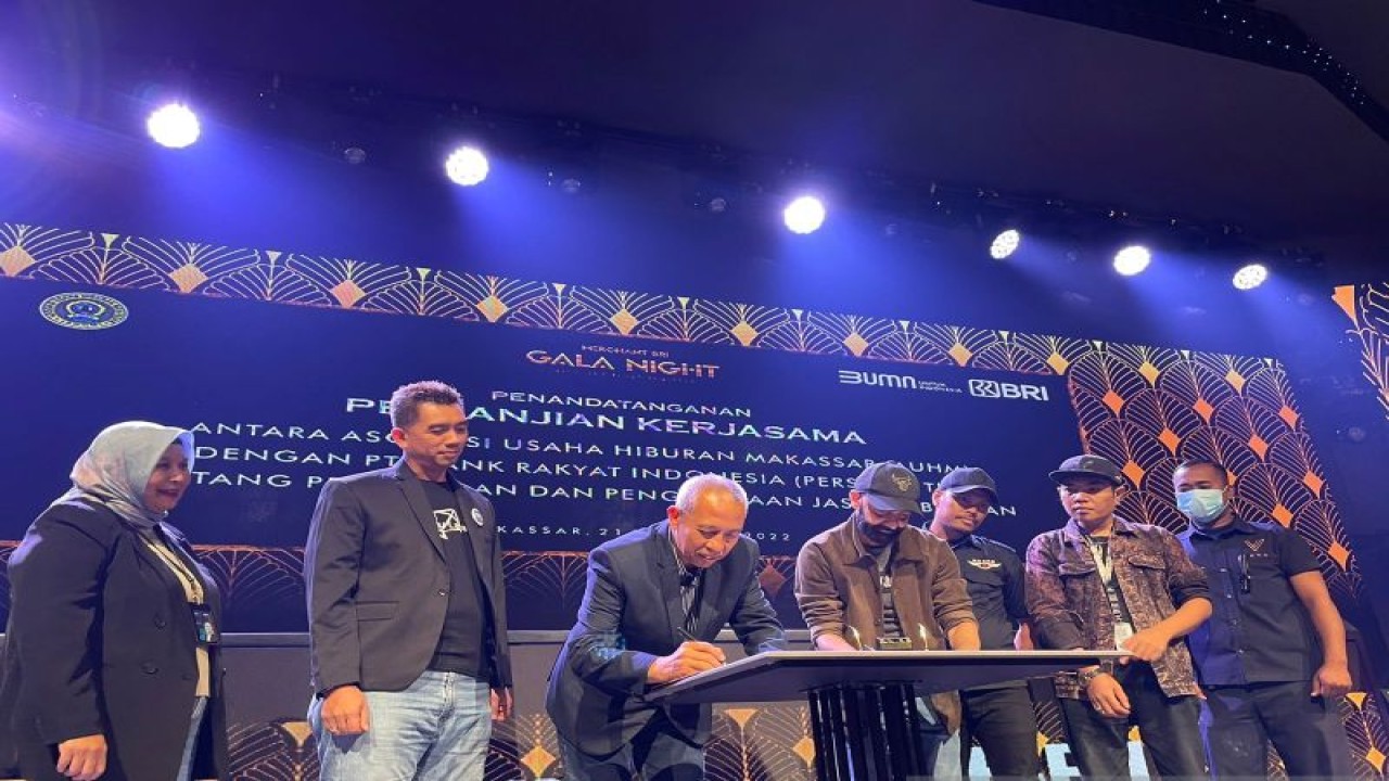 Ketua AUHM Zulkarnain Ali Naru bersama Regional CEO BRI Makassar Arif Rahman saat penandatanganan MoU transaksi keuangan di Makassar. ANTARA/HO/Zulkarnain