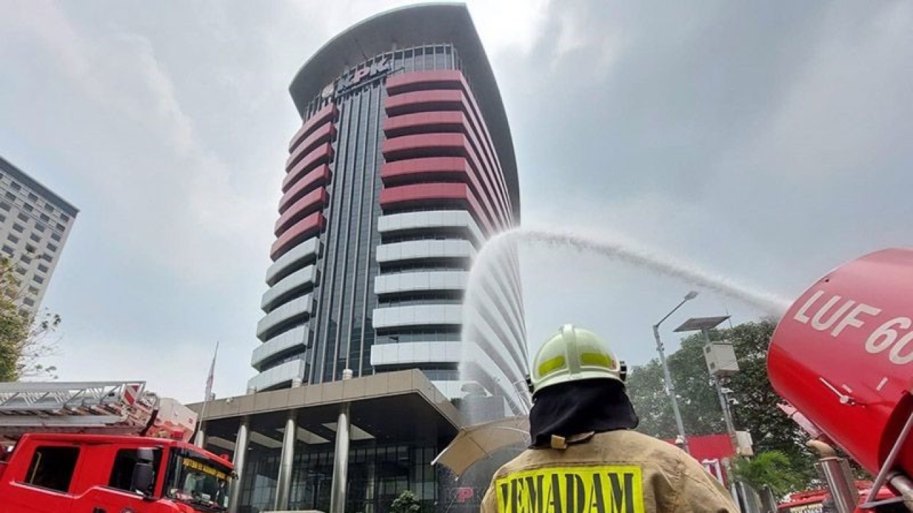 Dolkumen - KPK menggandeng Damkar DKI Jakarta melakukan simulasi penanggulangan kebakaran di Gedung Merah Putih KPK, Jakarta, Kamis (20/10/2022). ANTARA/HO-Humas KPK/am.