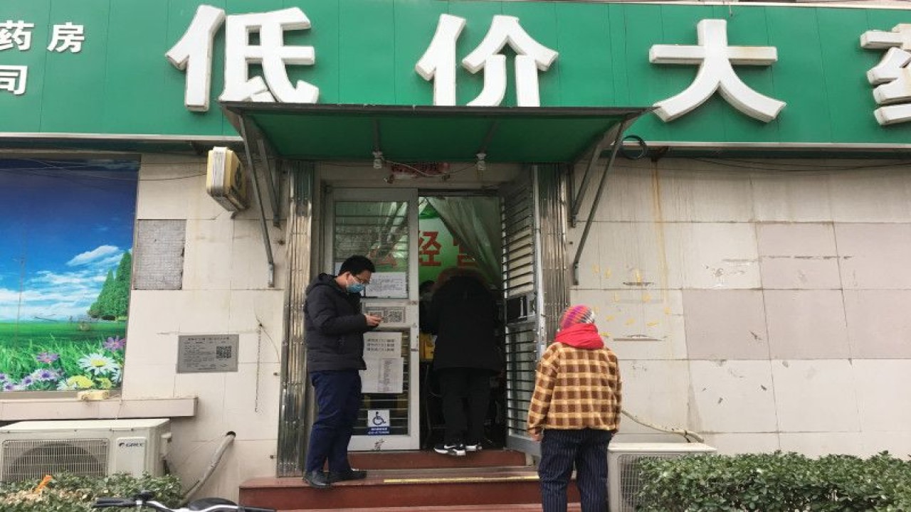 Salah satu apotek di Distrik Chaoyang, Kota Beijing, China, Kamis (12/1/2023), belum sepenuhnya beroperasi dan hanya melayani penjualan obat-obatan untuk kalangan tertentu. Otoritas China sejak 7 Desember 2022 melonggarkan sistem pembelian obat untuk masyarakat umum di apotek atau toko obat yang diikuti oleh penurunan status penanganan pandemi COVID-19 dari level A ke level B. (ANTARA/M. Irfan Ilmie)